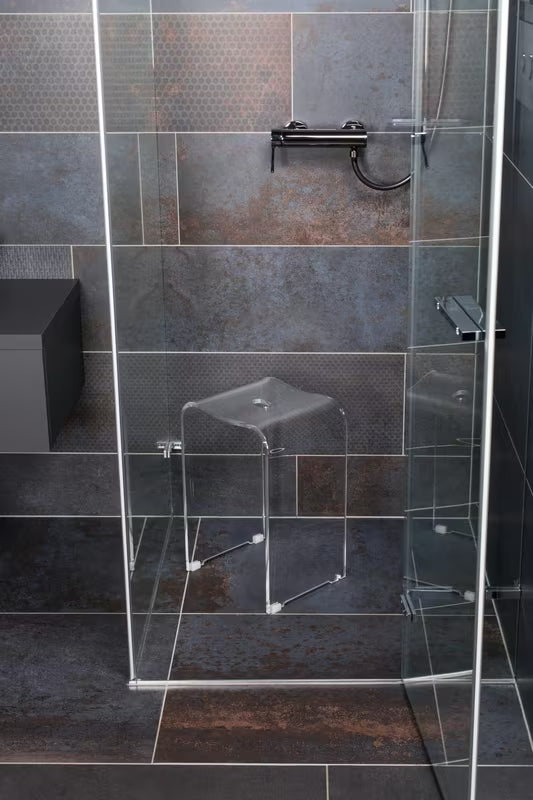 Prozirni sedež za tuš SAT od prozirne akrilne plastike s otvorom u sjedalu pro lakšeg rukovanja.