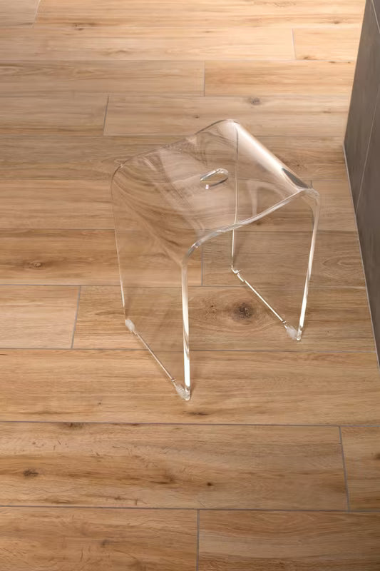 Prozirni sedež za tuš SAT od prozirne akrilne plastike s otvorom u sjedalu pro lakšeg rukovanja.