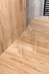 Prozirni sedež za tuš SAT od prozirne akrilne plastike s otvorom u sjedalu pro lakšeg rukovanja.