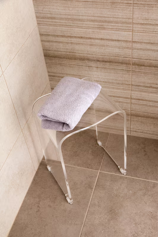 Prozirni sedež za tuš SAT od prozirne akrilne plastike s otvorom u sjedalu pro lakšeg rukovanja.