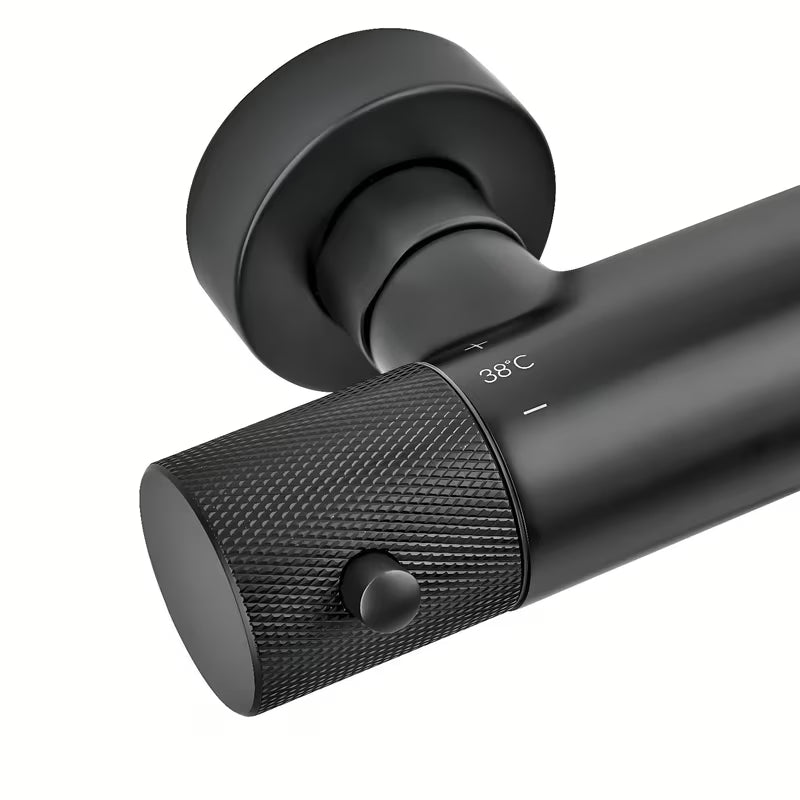 Termostatski tušni sistem SAT s crnom mat termostatskom miješalicom, nadglavnim i ručnim tušem.