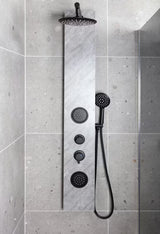 Hidromasažni tuš panel SAT Stoneshower v črni izvedbi z dekorjem kamna ter nadglavno in ročno prho.