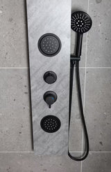 Hidromasažni tuš panel SAT Stoneshower v črni izvedbi z dekorjem kamna ter nadglavno in ročno prho.