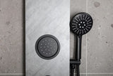 Hidromasažni tuš panel SAT Stoneshower v črni izvedbi z dekorjem kamna ter nadglavno in ročno prho.