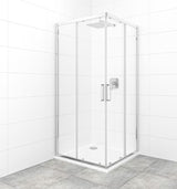 Kvadratna tuš kabina SAT Tex 90x90 cm z drsnimi vrati, prozornim steklom in sijajnimi krom profili.
