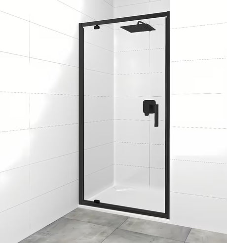 Pivotna tuš vrata SAT Tex 90 cm v črni izvedbi s prozornim varnostnim steklom.