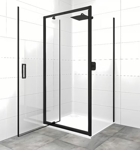 Pivotna tuš vrata SAT Tex 90 cm v črni izvedbi s prozornim varnostnim steklom.