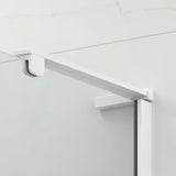 Kvadratna tuš kabina SAT Tgd New 90x90 cm u mat bijeloj boji s prozirnim staklom i vratima na šarke.