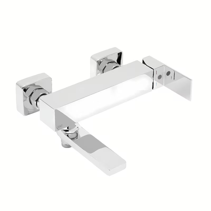 Kromirana enoročna stenska armatura za kad SAT Vision z oglato zasnovo in skritim preklopnikom za prho.