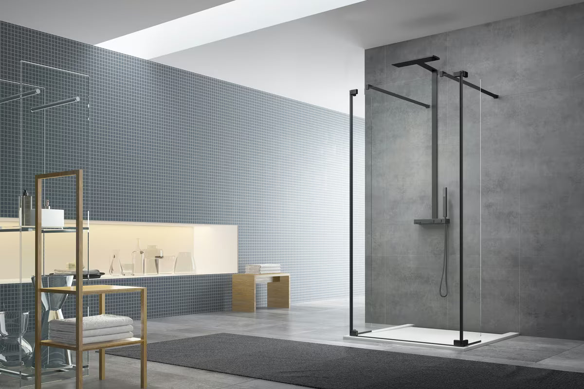 Okretna bočna preklopna stijena SAT Walk-in u crnoj izvedbi s prozirnim staklom.