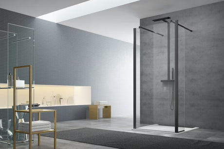 Okretna stijena SAT Walk-in s prozirnim staklom i crnim profilima u preklopnoj izvedbi.