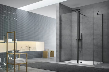 Okretna stijena SAT Walk-in s prozirnim staklom i crnim profilima u preklopnoj izvedbi.