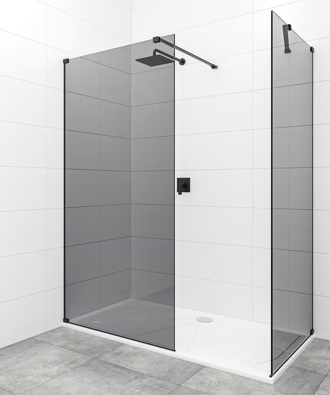 Črna walk-in tuš kabina SAT Walk-in 100x90 cm z neprosojnim dimljenim steklom in obdelavo Easy Clean.