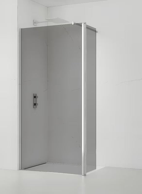 Walk-in tuš stena SAT Walk-in 110 cm v sijajnem kromu z neprosojnim steklom in dimnim dekorjem.