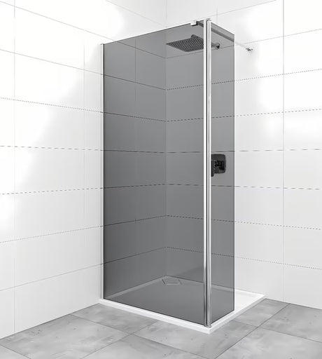 Walk-in tuš stena SAT Walk-in 110 cm v sijajnem kromu z neprosojnim steklom in dimnim dekorjem.