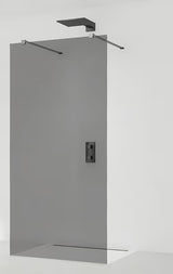 SAT Walk-in tuš stena Walk-In 110 cm v črni izvedbi s prozornim steklom in brezokvirnim dizajnom.