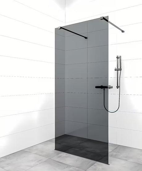 SAT Walk-in tuš stena Walk-In 110 cm v črni izvedbi s prozornim steklom in brezokvirnim dizajnom.