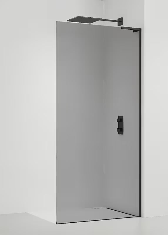 Walk-in fiksna tuš stena SAT Walk-in 110x200cm z dimljenim steklom in črnimi mat profili.