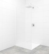 Bela walk-in tuš stena SAT Walk-in 110 cm s prozornim varnostnim steklom in brezokvirno izvedbo.