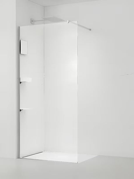 Walk-in tuš stena SAT Walk-in 110 cm s prozornim steklom in krom profilom v brezokvirni izvedbi.