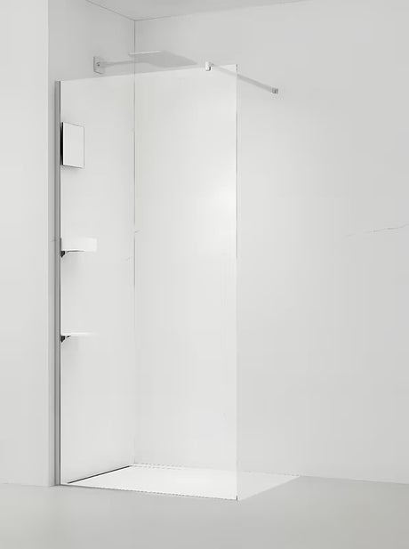 Walk-in tuš stena SAT Walk-in 110 cm s prozornim steklom in krom profilom v brezokvirni izvedbi.