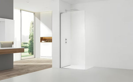 Walk-in tuš stena SAT Walk-in 120 cm v krom izvedbi s prozornim steklom in brezokvirno zasnovo.