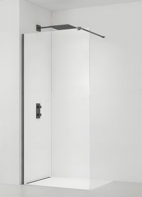 Walk-in tuš stena SAT Walk-in 140 cm s prozornim varnostnim steklom in brezokvirno izvedbo.