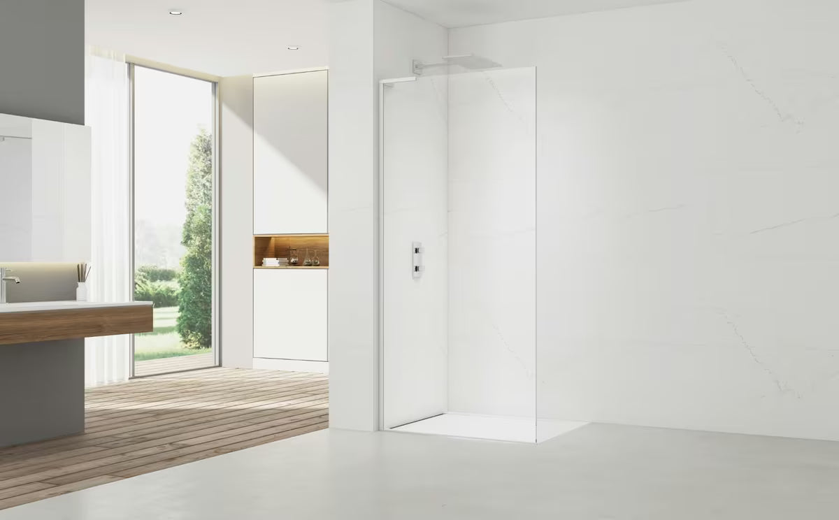 Bela walk-in tuš stena SAT Walk-in 70 cm s prozornim varnostnim steklom in premazom EasyClean.