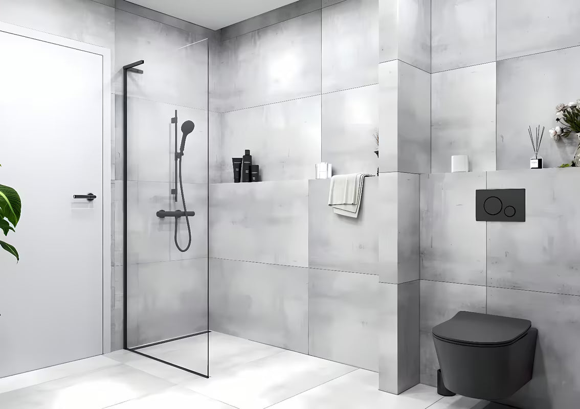Tuš stena Walk-in SAT Walk-in 80 cm v mat črni barvi s prozornim steklom in brezokvirno izvedbo.