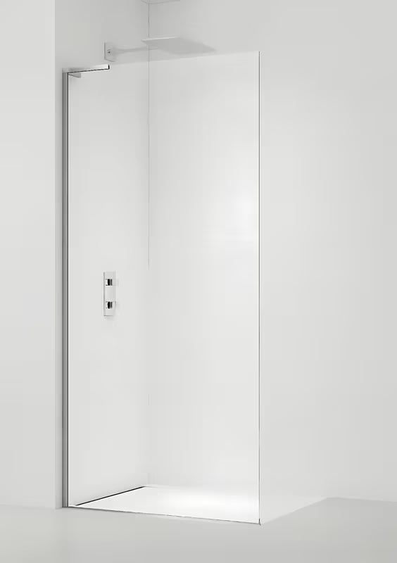 Walk-in tuš stena SAT Walk-in 90 cm v krom izvedbi s prozornim steklom in brezokvirno zasnovo.