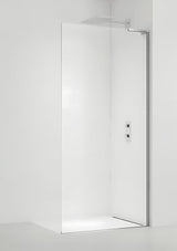 Walk-in tuš stena SAT Walk-in 90 cm v krom izvedbi s prozornim varnostnim steklom in brezokvirno zasnovo.