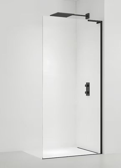 Walk-in tuš stena SAT Walk-in 90 cm v mat črni barvi s prozornim steklom in brezokvirno izvedbo.