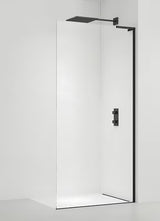Walk-in tuš stena SAT Walk-in 90 cm v mat črni barvi s prozornim steklom in brezokvirno izvedbo.