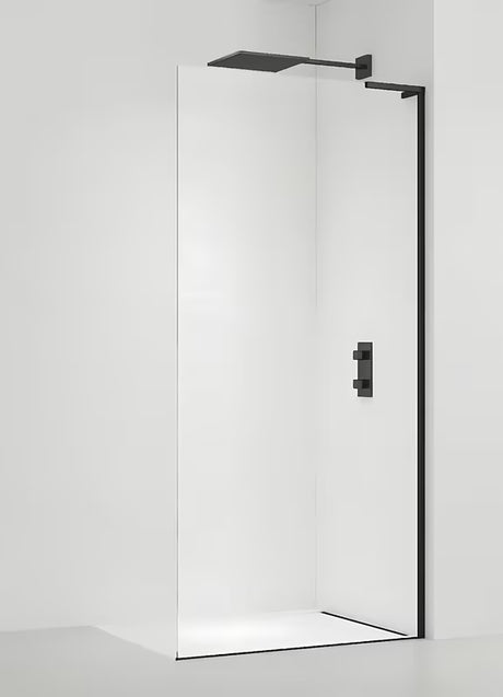 Walk-in tuš stena SAT Walk-in 90 cm v mat črni barvi s prozornim steklom in brezokvirno izvedbo.