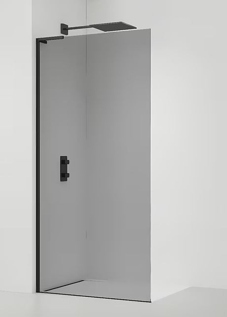 Tuš stena walk-in SAT Walk-in 100 cm u crnoj mat izvedbi s dekorom dimljenog efekta.
