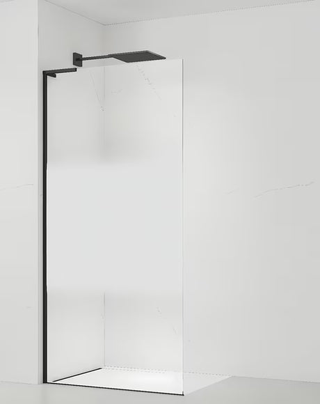 Crna walk-in tuš stijena SAT Walk-in 110 cm s prozirnim staklom, intimnom trakom i premazom Easy Clean.