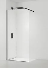 Crna walk-in tuš stijena s prozirnim sigurnosnim staklom i stabilizacijskim nosačem