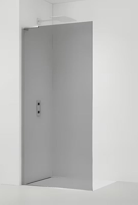 Fiksna tuš stena Walk-In 110x200 cm u krom izvedbi sa sivim staklom i premazom Easy Clean.