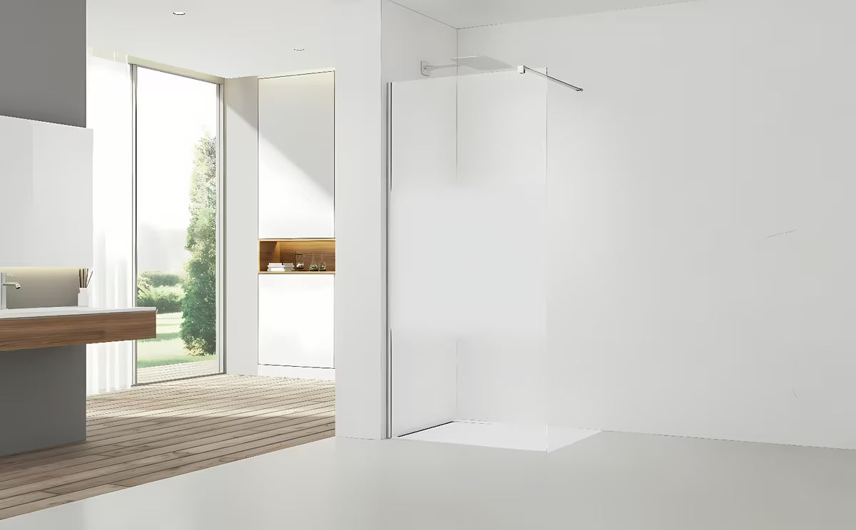 SAT Walk-in tuš stena Walk-In 140 cm u krom izvedbi s prozirnim staklom i intimnom trakom.