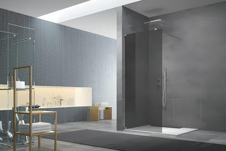 Tuš stijena SAT Walk-in 110 cm u sjajnom kromu s neprozirnim dimljenim staklom i stabilizacijskom šipkom.