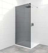 SAT Walk-in tuš stena Walk-In 120 cm od neprozirnog dimljenog stakla s profilima u sjajnom kromu.
