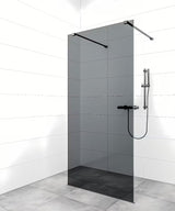 SAT Walk-in tuš stena Walk-In 110 cm u crnoj izvedbi s prozirnim staklom i bezokvirnim dizajnom.
