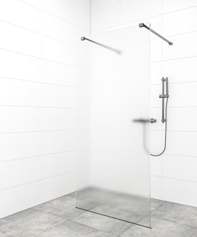 SAT Walk-in tuš stena Walk-In 140 cm u crnoj izvedbi s bezokvirnim staklom i stabilizacijskom šipkom.