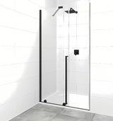 Drsno tuš vrata SAT Xmotion 110 cm v črni barvi s prozornim steklom v brezokvirni izvedbi.