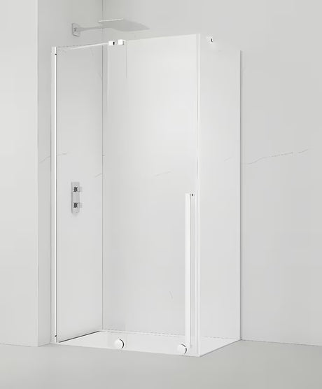 Pravokotna tuš kabina SAT Xmotion 110x80 cm v beli barvi s prozornim steklom in drsnim odpiranjem.