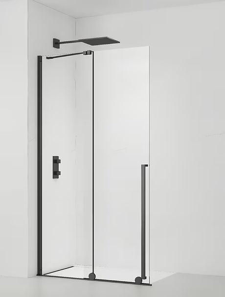 Tuš stena Walk-In SAT Xmotion 120 cm v črni izvedbi s prozornim steklom in drsnim odpiranjem.