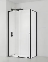 Pravokotna tuš kabina SAT Walk-In Xmotion 100x80 cm v črni izvedbi s prozornim steklom in drsnimi vrati.
