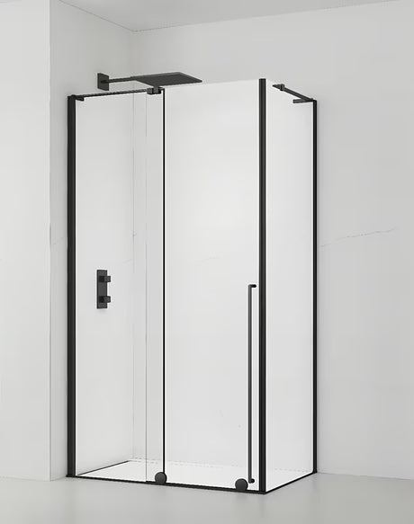 Pravokotna tuš kabina SAT Walk-In Xmotion 100x80 cm v črni izvedbi s prozornim steklom in drsnimi vrati.