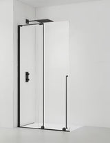 Črna walk-in tuš kabina SAT Walk-In Xmotion 110 cm s prozornim steklom in drsnim sistemom.