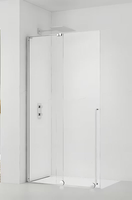 Tuš kabina SAT Walk-In Xmotion Walk-In 140 cm v sijaj kromu s prozornim steklom in drsnim sistemom.